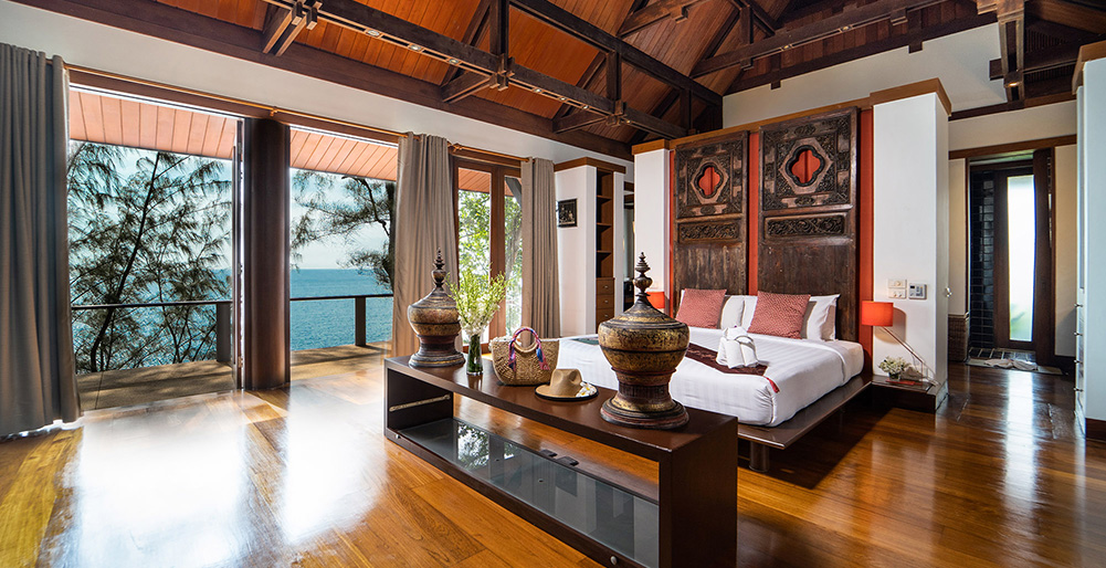 Villa Chada - Luxurious master bedroom with breathtaking ocean views